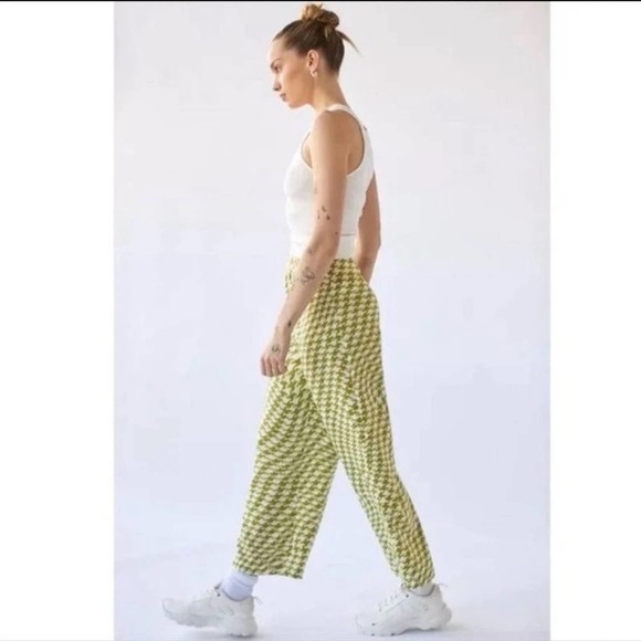 NWT Urban Outfitters Green & White Satin Olympia Print Crop Pants - Picture 2 of 15